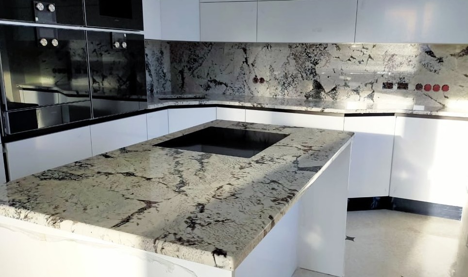 Столешница для кухни: постформинг, искусственный камень или натуральный — что практичнее